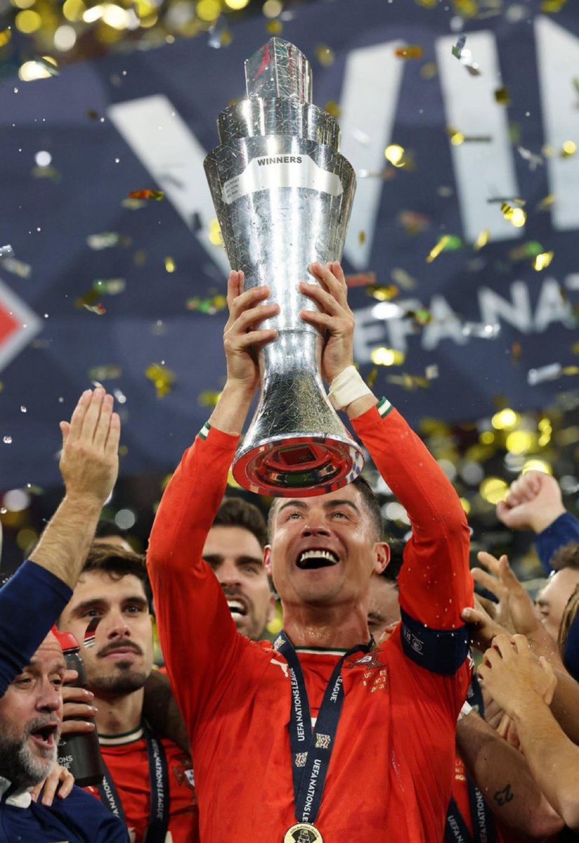 Envíame una foto de tu GOAT levantando un título en 2025, quiero confirmar algo.