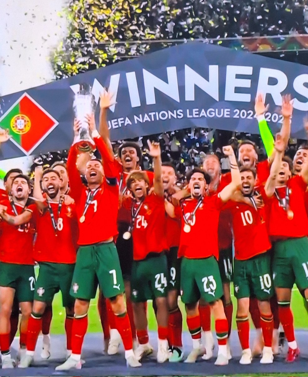 Portúgal er 10 milljón manna þjóð sem ELSKAR fótbolta. Þessi fertugi sem tók á móti bikarnum breytti þeim úr gæðaliði í sigurvegara. Það virðist ljúft að dissa hann en <a href="/Cristiano/">Cristiano Ronaldo</a> er enn á ný að dreifa sokkum. Það verða margar bílflautur þeyttar um Portúgal í kvöld! #forçaPortugal