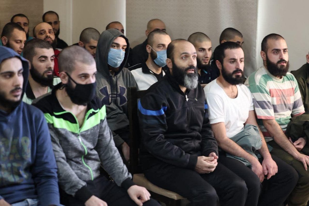 الشبيحة الذين تم إطلاق سراحهم اليوم برعاية من فادي صقر:

ترى في وجه كل واحد منهم طفل ذيحوه بالسكاكين، وشاب قتلوه تحت التعذيب، وفتاة اغتصبوها في المعتقلات، وبيوت دمروها بالبراميل، وأطفال اختنقوا بالكيماوي وجثث متفحمة ومقابر جماعية.

اللهم انتقم من كل مداهن صامت