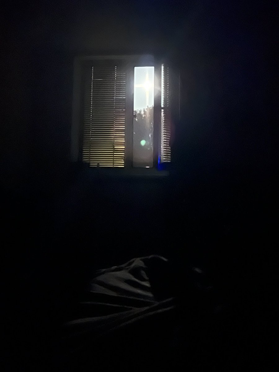 Словами не передаси мій відчай, коли з вікна прямо на ліжко світить місяць, так гарно ті промені підсвічують клаптик кімнати і нічне небо… а камера бачить оце((