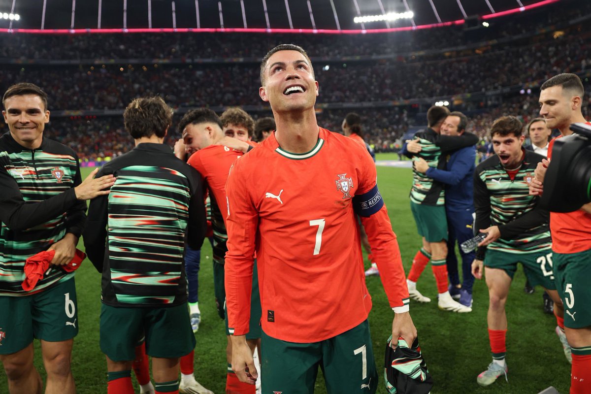 Hassan Jasb (@sir_5h) on Twitter photo في عالم كرة القدم لا شعور يضاهي شعور التتويج مع منتخب بلادك مهما كان حجم البطولة.
مبارك للأسطوة تتويج مستحق، ومبارك للأشقاء <a href="/cr7_t11/">Hussein Hazem</a> <a href="/a4___5/">أحمد محمّد</a> هذه الفرحة في عالم كرة القدم لا شعور يضاهي شعور التتويج مع منتخب بلادك مهما كان حجم البطولة.
مبارك للأسطوة تتويج مستحق، ومبارك للأشقاء <a href="/cr7_t11/">Hussein Hazem</a> <a href="/a4___5/">أحمد محمّد</a> هذه الفرحة