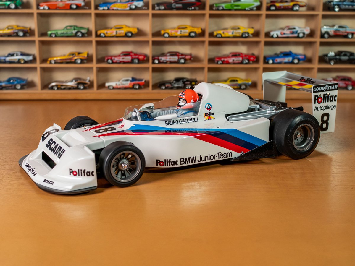 タミヤ F2 マーチ 782 BMWのボディ塗装完了😁
特徴的な3色のストライプは付属のシール（伸びない）で綺麗に貼れる自身がなかったので、泣きながらマスキングして塗装。
ちょいミスったけど写真だとわからない😎
バンパーをマルティニ MK.22に合わせたら短かった💦

#タミヤF2 #march782