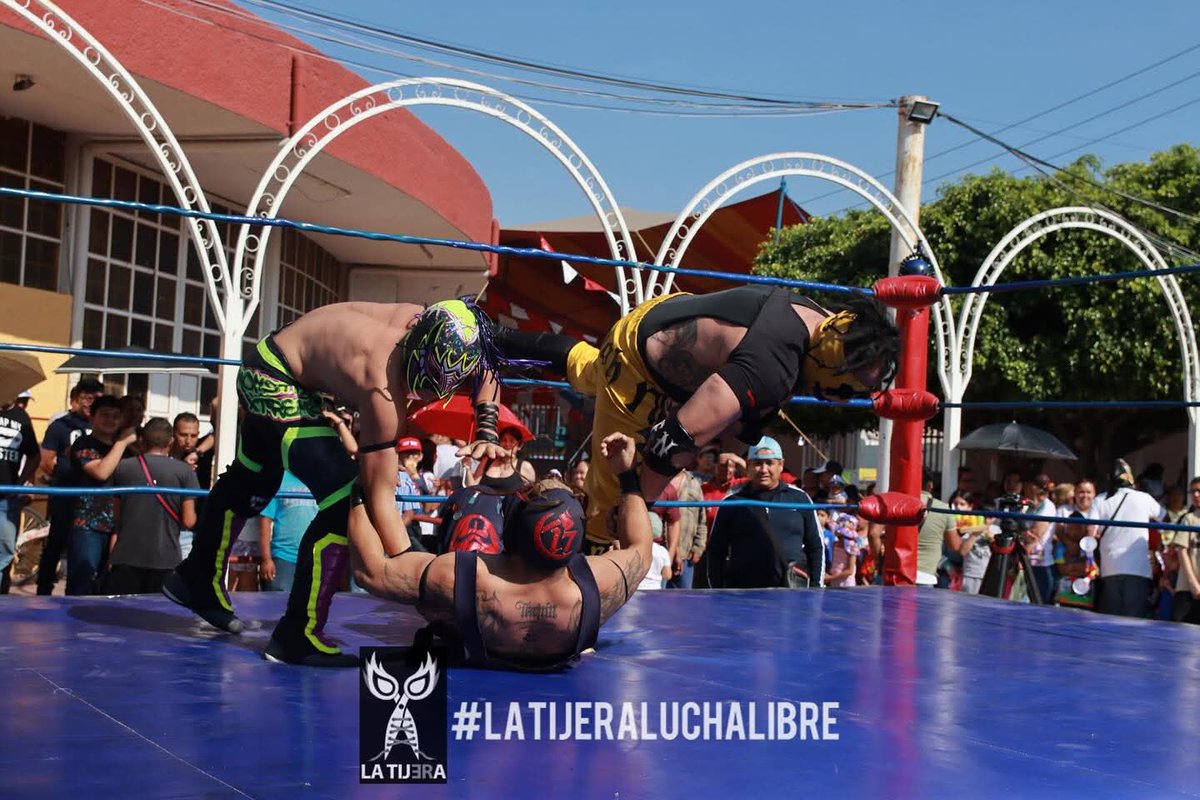 LaTijeraLucha's tweet photo. Lucha dinámica en le festejo de la Parroquia del Espíritu Santo donde en relevos atómicos #SagarBlack, #KingTalaxis, #MonstherExtreme y #NecroMastemac dan cuenta en la tercera y definitiva caída de #PequeñoDiagonal, #ReyPlatino, #PequeñoCentauro y #SableKing, en batalla premiada https://t.co/uvysd0XA82