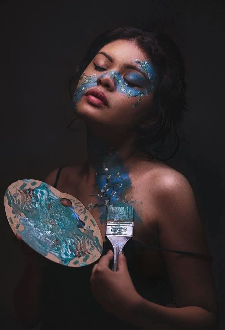 آسفة
لم يزرني
الشيطان اليوم لأكتب قصيدته

اليوم
لم يشتهيني قلمه
ليفرغ شهوته في أفكاري

غرفة حمراء
وفستان شفاف
أنا إمرأة أخرى في المرآة لاأعرفها

وشيطان
ثالث يتبعني
ليبريء خطيئة كلماتي

ويدي على
المفتاح خطيئتي
لكني أشتهي الذئب الذي يلاحقني

لأختلي به في أحلامي الحمراء

نسيمة✍️♥️♠️