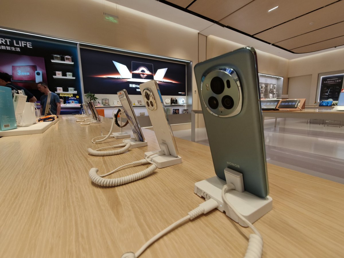 Robindoestech's tweet photo. One of the great things about traveling as a tech lover to China is seeing all the Chinese tech stores. Where in Europe there are just a few dedicated stores. Like this HONOR store.

#China #Tech #Techstore #Tech #honor #china🇨🇳 #techtrends #technology #techmall #travel https://t.co/mFwMkap2qe