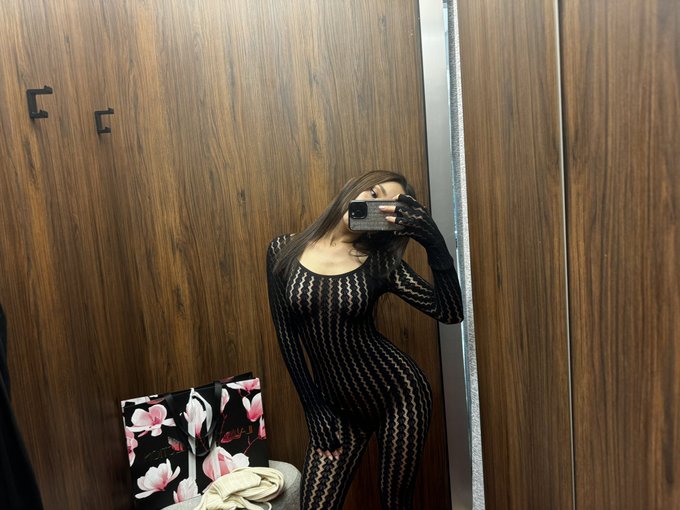 Watch Ellie Leen's leaked NSFW photo on TwXstars