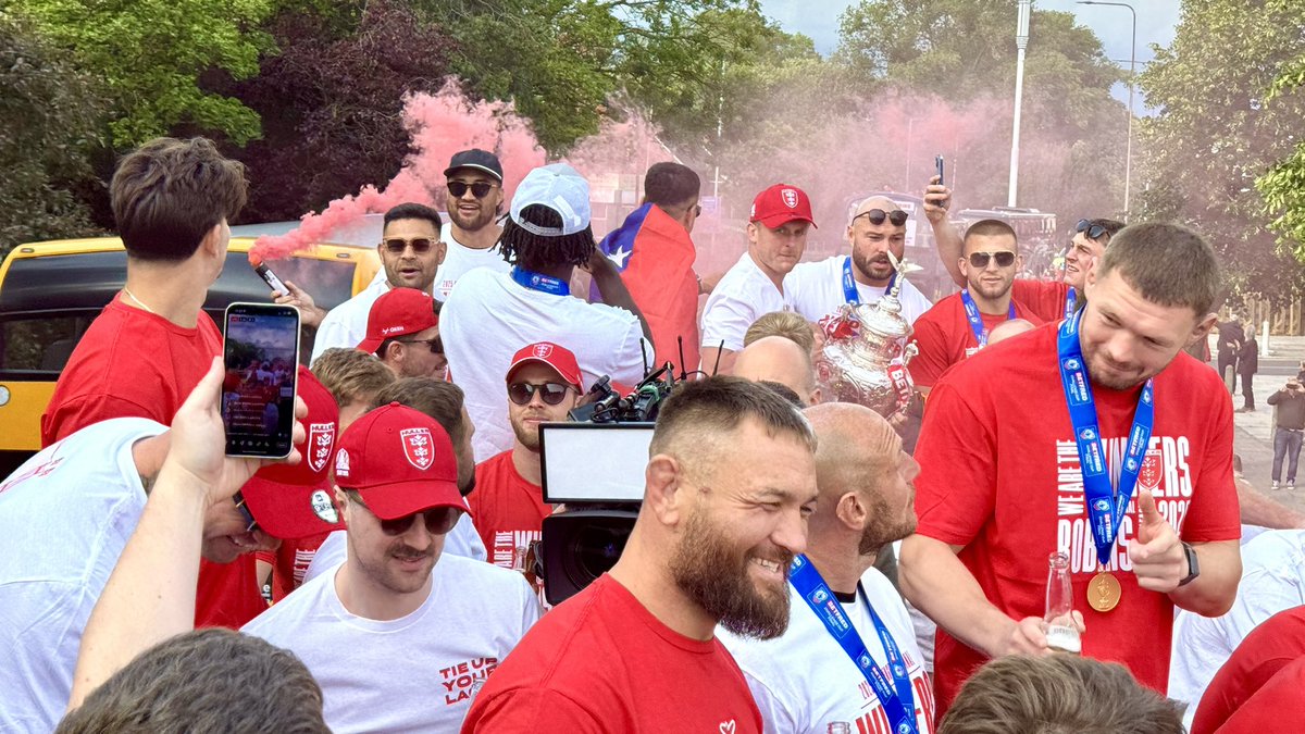 A few photos from the bus as <a href="/hullkrofficial/">Hull KR</a> received a hero’s welcome back to Hull from thousands of fans who lined the streets tonight

#UpTheRobins