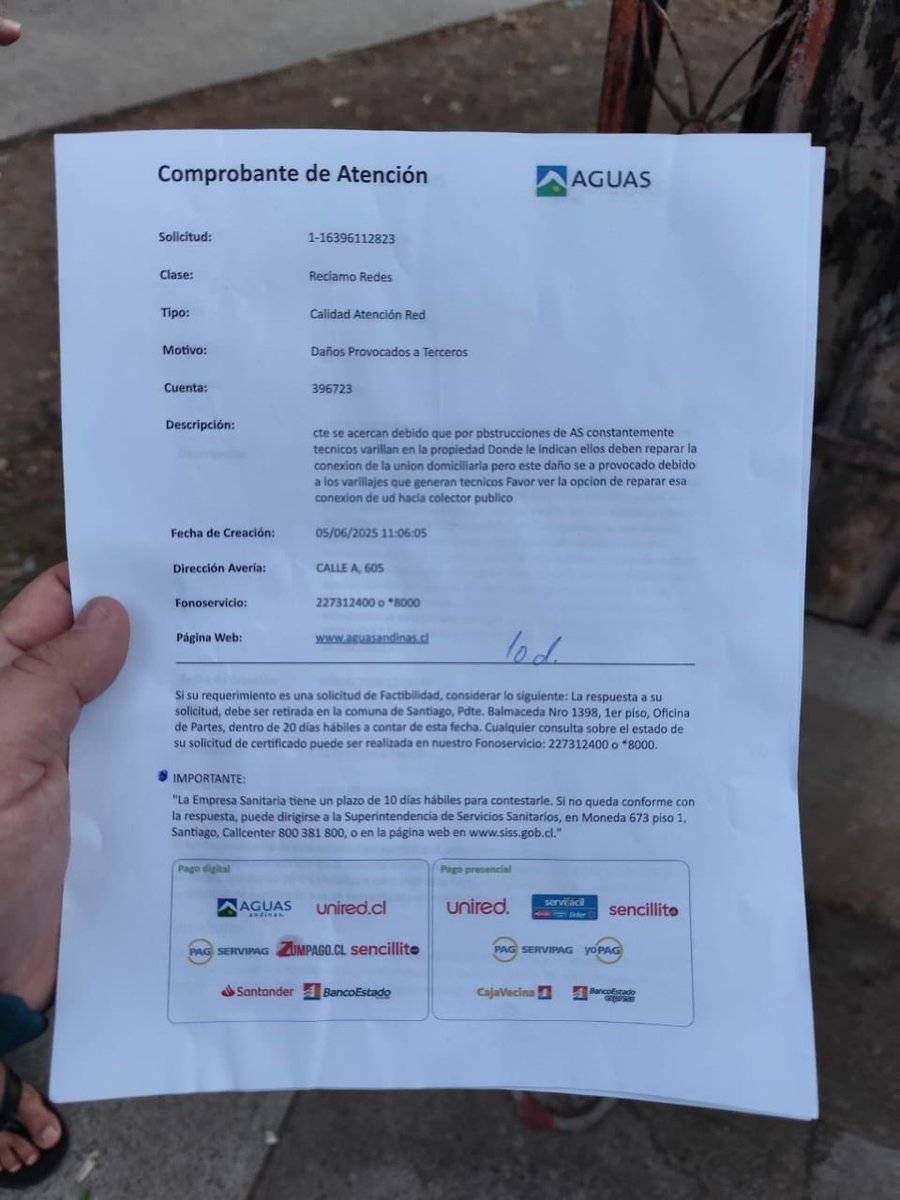 LuisCondell's tweet photo. @SanBernardocl  #URGENTE la compañía @aguas_andinas no se ha hecho cargo de reparar cámaras tapadas y reconstruirlas, las cuales generan que la plaza donde juegan niños se llenen de aguas Servidas, generando un riesgo inminente de infecciones a niños, adultos mayores. https://t.co/QzDZD3OpQd