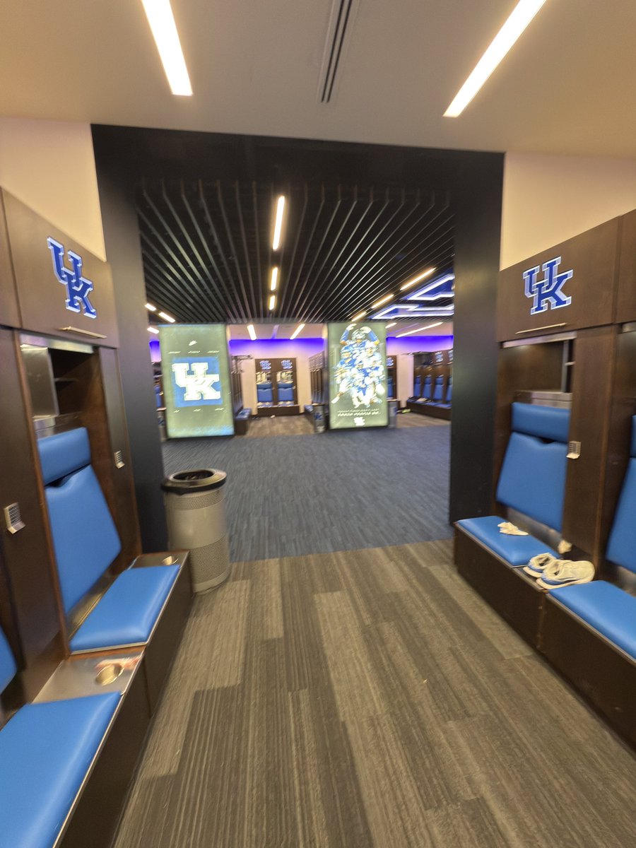 jesiahdfields's tweet image. Had a great visit @UKFootball I appreciate all the love and great hospitality from all the coaches @CoachChris_11 @CorvianFootball @Ajcore15