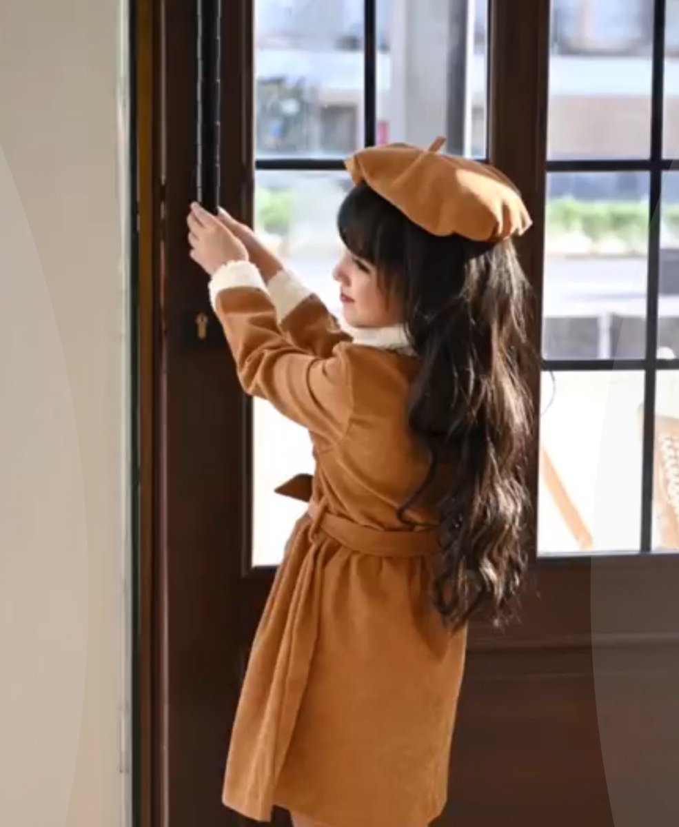 يقول ..

انا قلبي يوم أشوفك يجي فيه ارعشه
حبّ مدري شوق ، مدري غلا ، مدري شفاه

انت مثل الغيث لا مرّ له دارٍ .. أنعشه
صح من قال اقرب الحيّ ويزيدك حياه ..!!

- بن جدلان ..

.

.

.