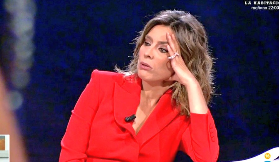 Empieza el show de Anita.
Todos en casa :
 #ConexiónHonduras14