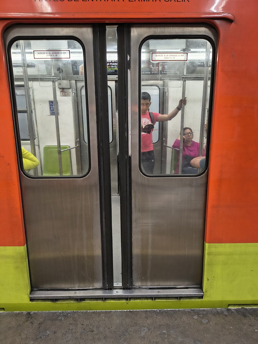Así con la puerta entre abierta está haciendo su recorrido en este momento de indios verdes a universidad la unidad con eltren PR 3442 del <a href="/MetroCDMX/">MetroCDMX</a> 👎👎 !!  <a href="/GobCDMX/">Gobierno de la Ciudad de México</a> No debería circular así estaré Vagón , Muy Msl 😡