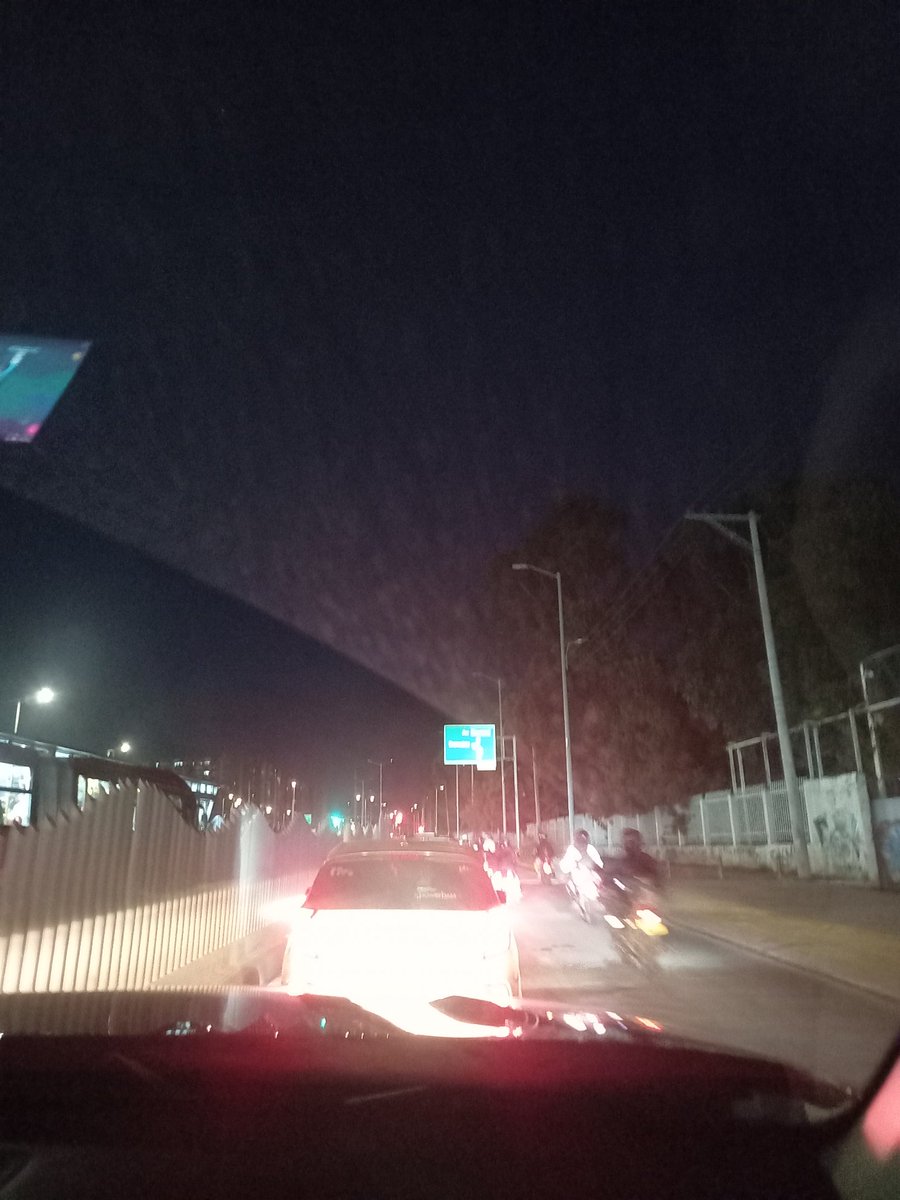 MileMile031's tweet photo. @Bogota @CodensaD sin luz en la ampliación de la caracas, una obra que está recién inaugurada https://t.co/etmnMYVG2X