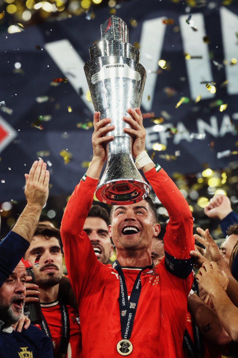 RMCF_Minuto93's tweet image. 🔥🇵🇹ペペがトロフィーリフトを撮影

ロナウドはポルトガルで3個目のタイトル獲得