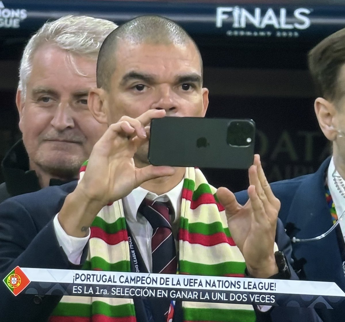 RMCF_Minuto93's tweet image. 🔥🇵🇹ペペがトロフィーリフトを撮影

ロナウドはポルトガルで3個目のタイトル獲得