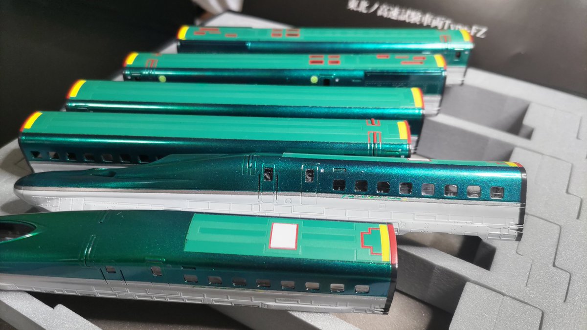 gakue231500's tweet photo. FASTECH360Z製作記⑨
ボディの塗装の最後の仕上げ。連結面の外周幌部分を塗装します。
マスキングは最小限にして、ダークグレー(黒に近い)を調合して塗装。
これでボディの塗装作業は終了です👍
#FASTECH360
#ファステック
#鉄道模型
#幻ノN車両 https://t.co/7TmT43QWl9