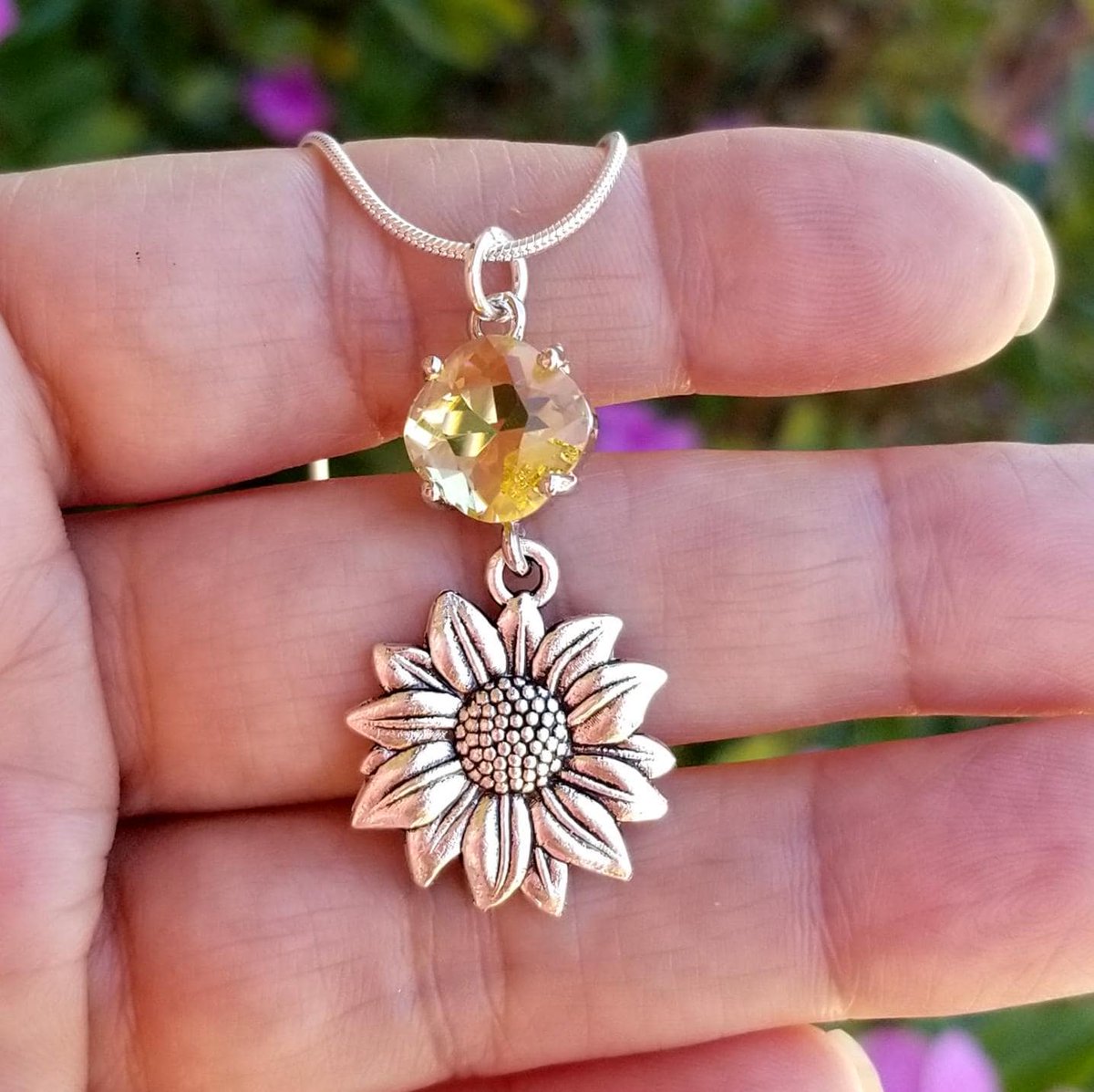 Sterling Silver Citrine Sunflower Pendant Necklace 

#jewelry #necklace #handmadejewelry #handmadegift #etsy #handmadenecklace #giftforher #silvernecklace #citrine #citrinejewelry #sunflower #sunflowers #boho 

simplychicbyangela.etsy.com/listing/187651…