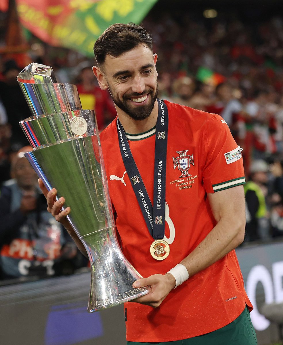Bruno Fernandes with the Nations League trophy 🏆🇵🇹