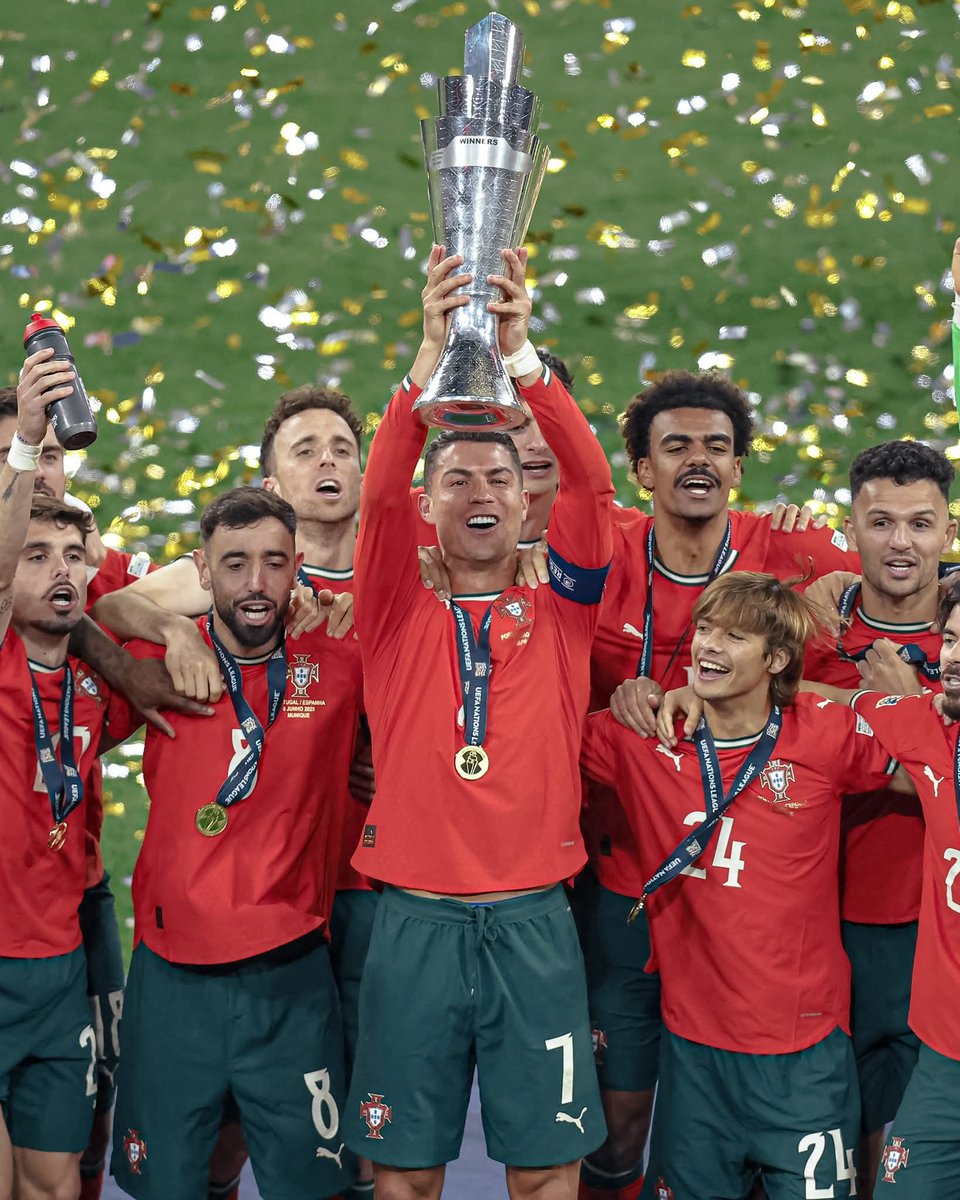 cr7base's tweet photo. The 2024/2025 Nations League trophy is in the hands of Portugal, in the hands of Cristiano Ronaldo!🇵🇹🏆

#NationsLeague #CristianoRonaldo𓃵 #PortugalVsSpain https://t.co/UdU0ppicAG