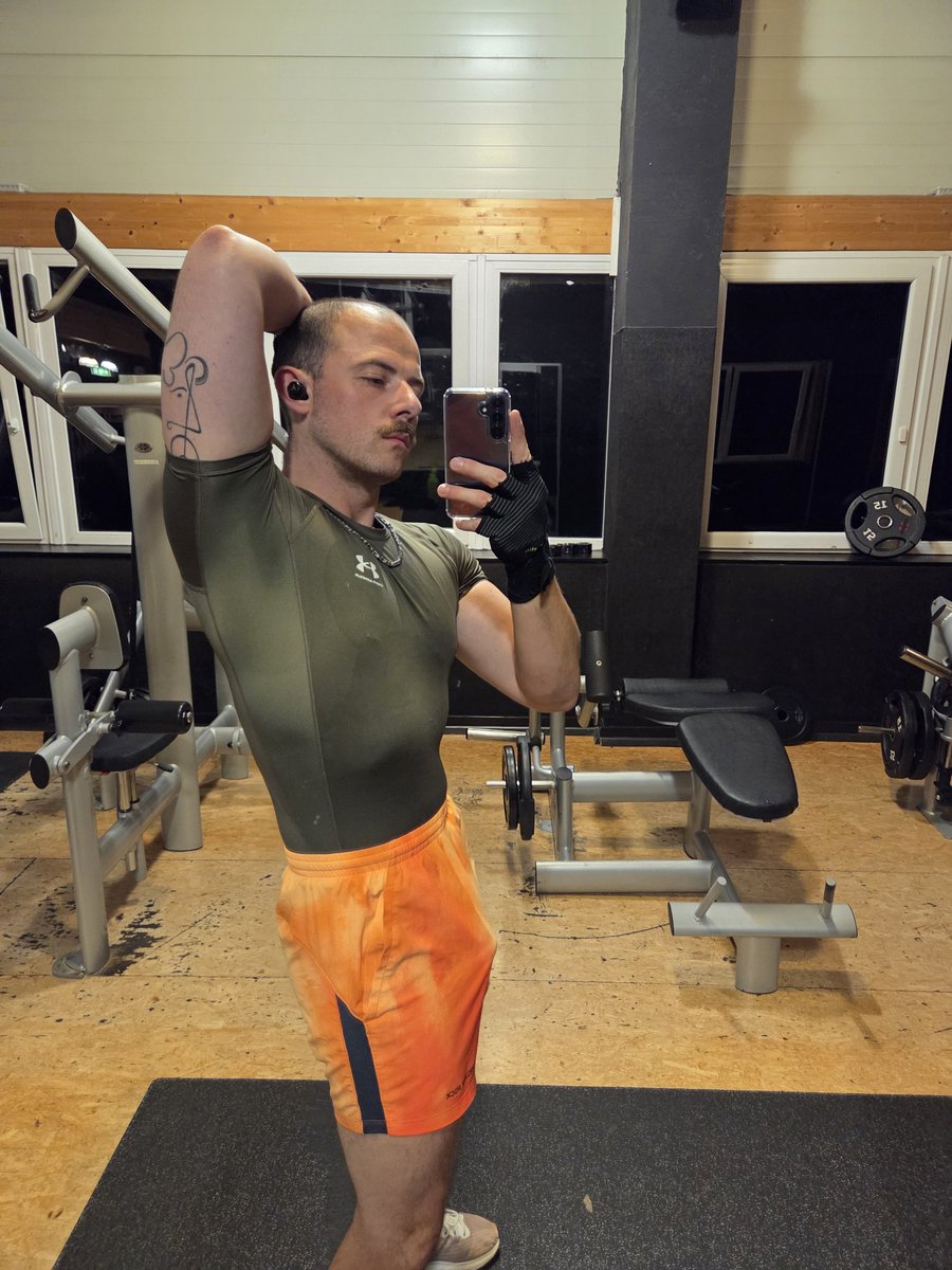 TomyKwech's tweet photo. What happed at the gym stays at tje gym😈🤤
#gay #gayslave #himbotraining #gayjock #oncomand #pits #musky @MacbbMaster https://t.co/B8P1dUtSMZ