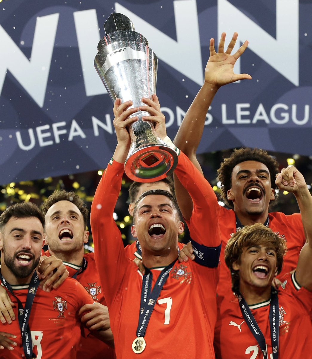 2024 مدافع #النصر إيمريك لابورت 
يحقق لقب اليورو 🏆 مع منتخب بلاده أسبانيا 🇪🇸💛
2025 قائد #النصر كريستيانو رونالدو 
يحقق أمم أوروبا 🏆 مع منتخب بلاده البرتغال 🇵🇹💛