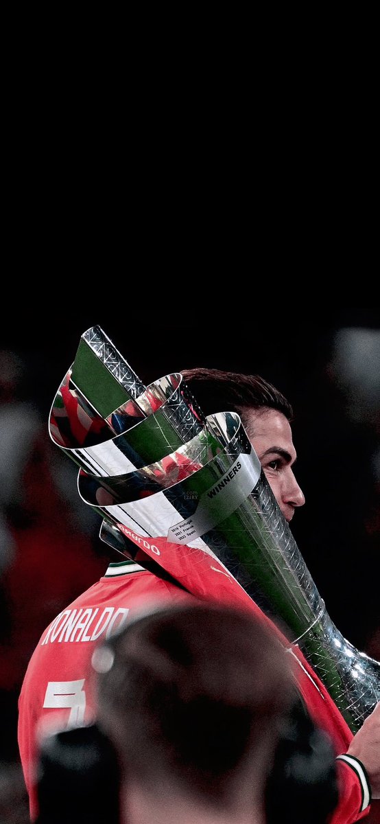 مبروك للمنتخب البرتغالي بالتتويج الثالث اوربيا و أستحق اللقب من عمل على صناعة المجد للبرتغال بكل المقاييس ..رونالدو الافضل على الإطلاق في عالم المستديرة .. 🇵🇹