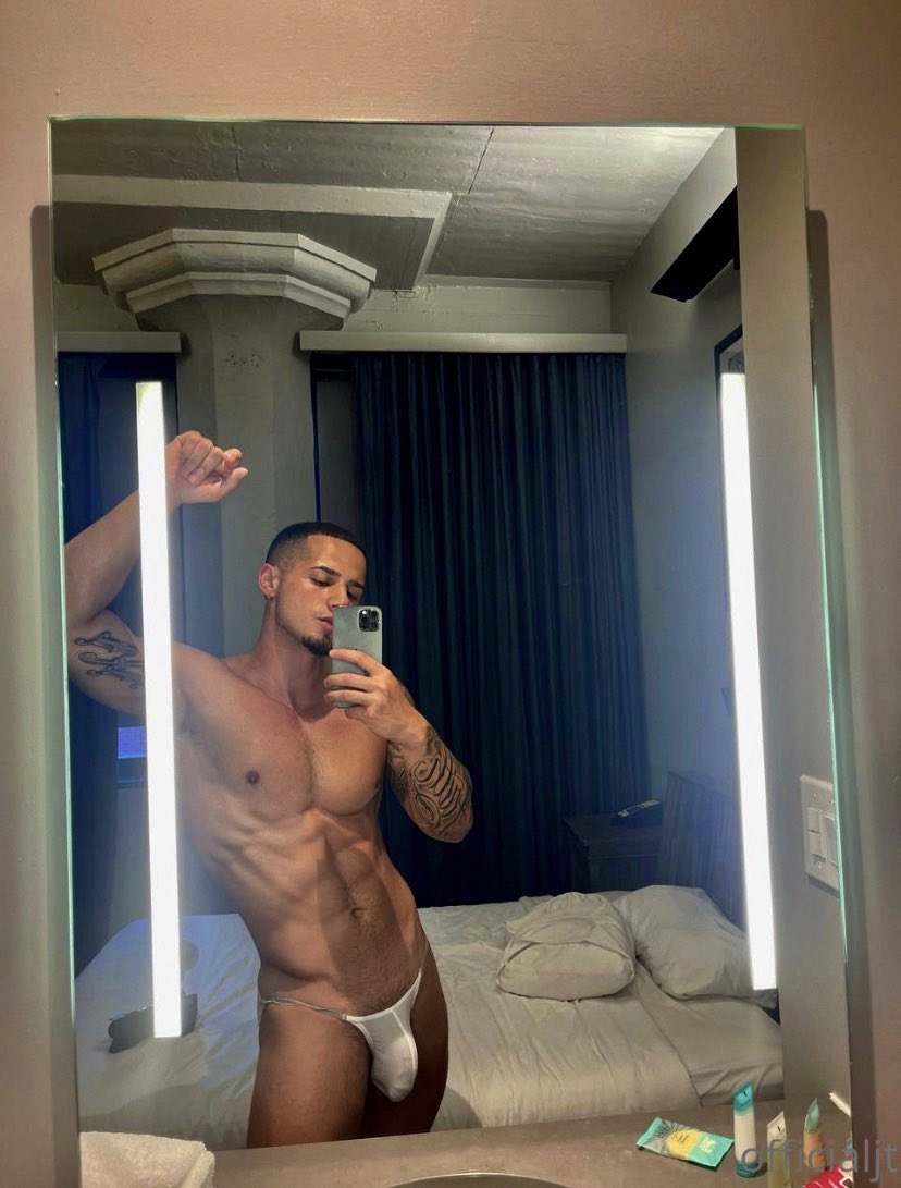 thatzofficialjt's tweet photo. On or off? #seductivesunday https://t.co/f7XOlnurqp