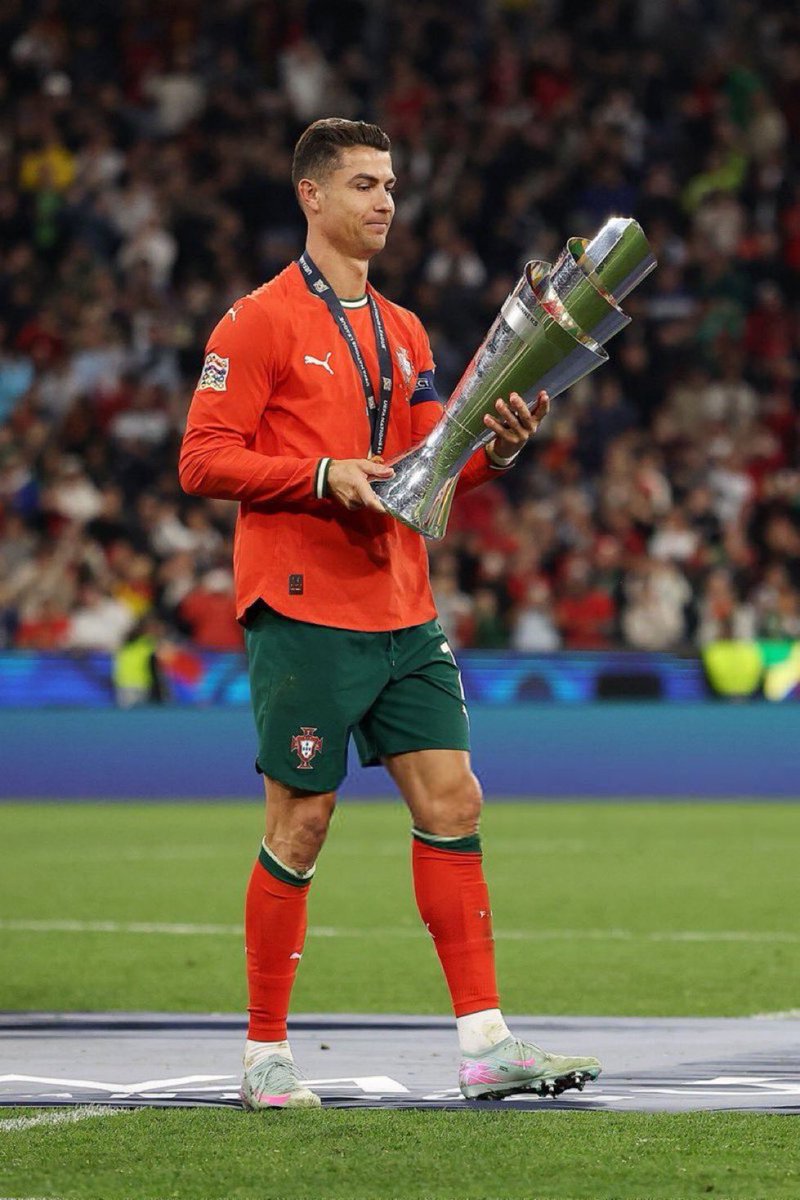 bbff67's tweet photo. @433 The legend throughout history How can we see the coming days when there is no Don..CR7🇵🇹❤️ https://t.co/OAEglPn2Ii