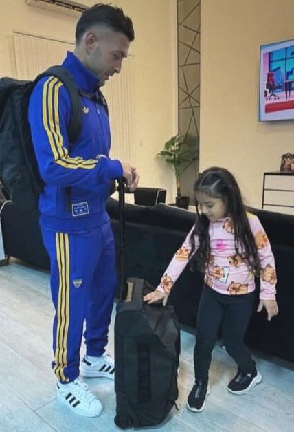 -Por qué llevas la valija vacía papi?
+Porque acá papi te va a traer la copa hija