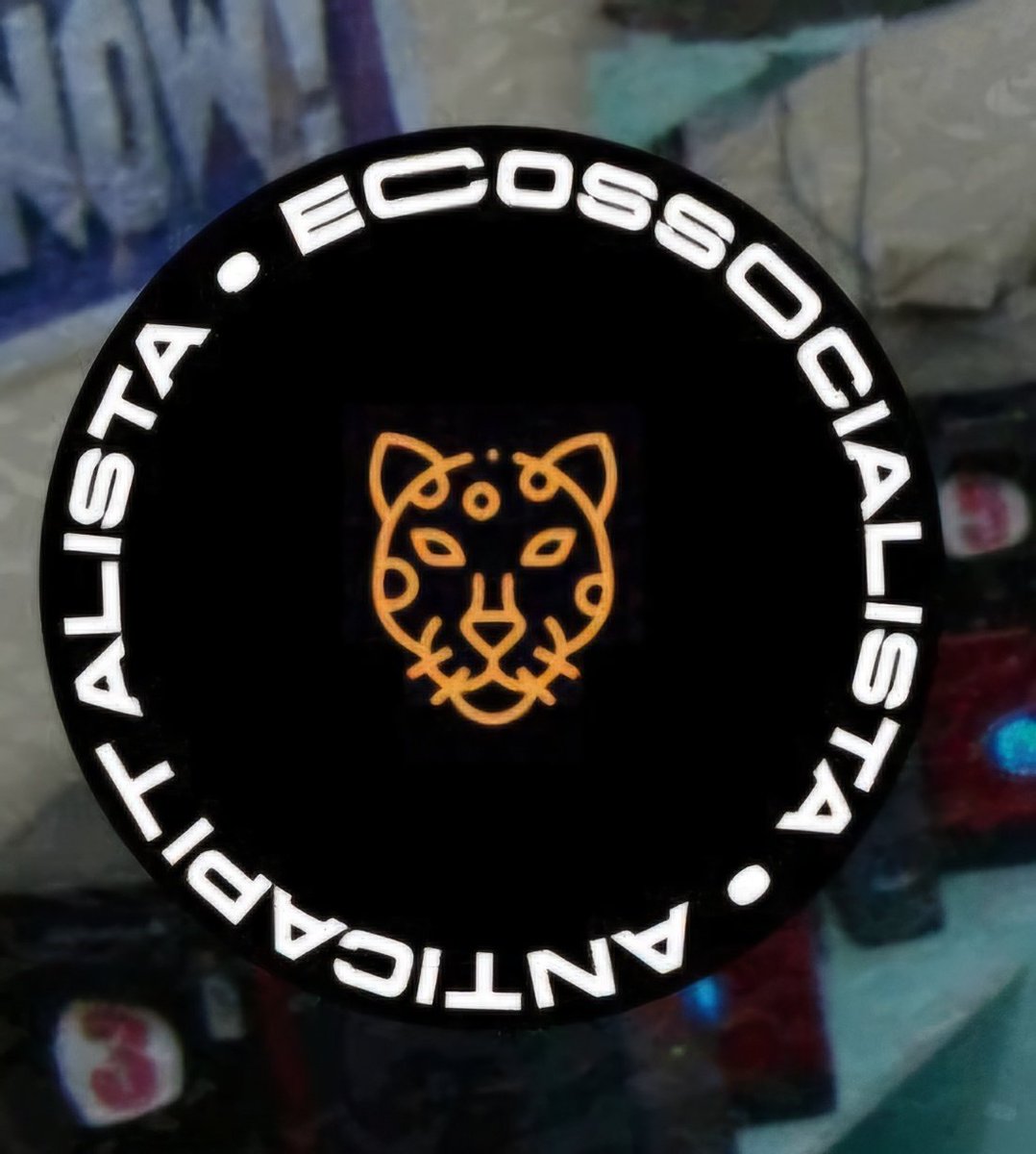 mprsgn's tweet image. Se apropriar da imagem da onça e da estampa de oncinha tá tudo bem, é algo massivo no nosso país. Mas de lá pra cá as "coincidências" começaram a aumentar e ficar mais na cara. Até que acabou nesse post essa semana: não só a onça copiada, mas o mesmo mote e a mesma diagramação.