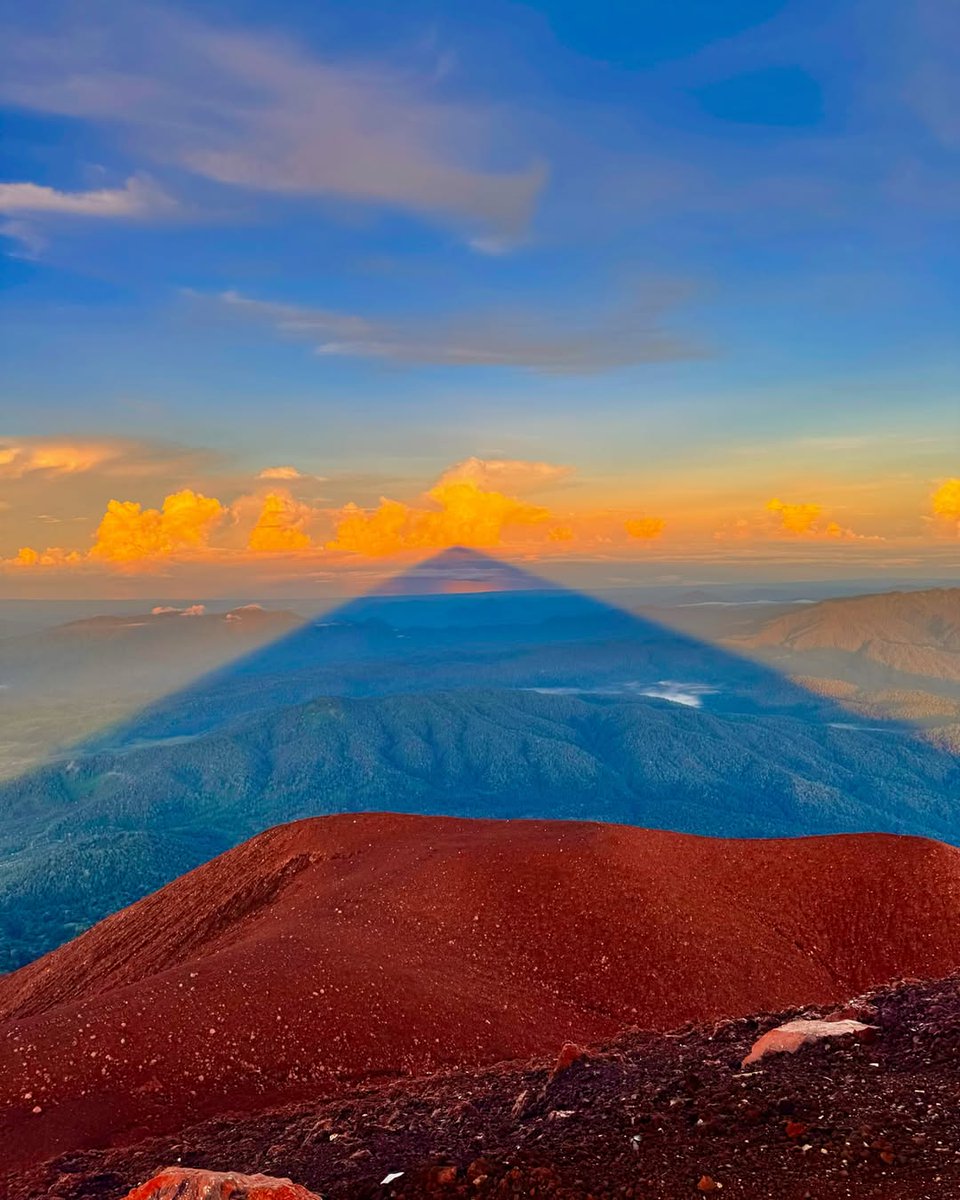 Di puncak sunyi aku rebah,
tidur sejenak di pelukan alam megah.
Sebab tiap langkah naik dan lelah,
adalah jaminan hari tua yang tak menyerah. ⛰️🌤️

#kerinci