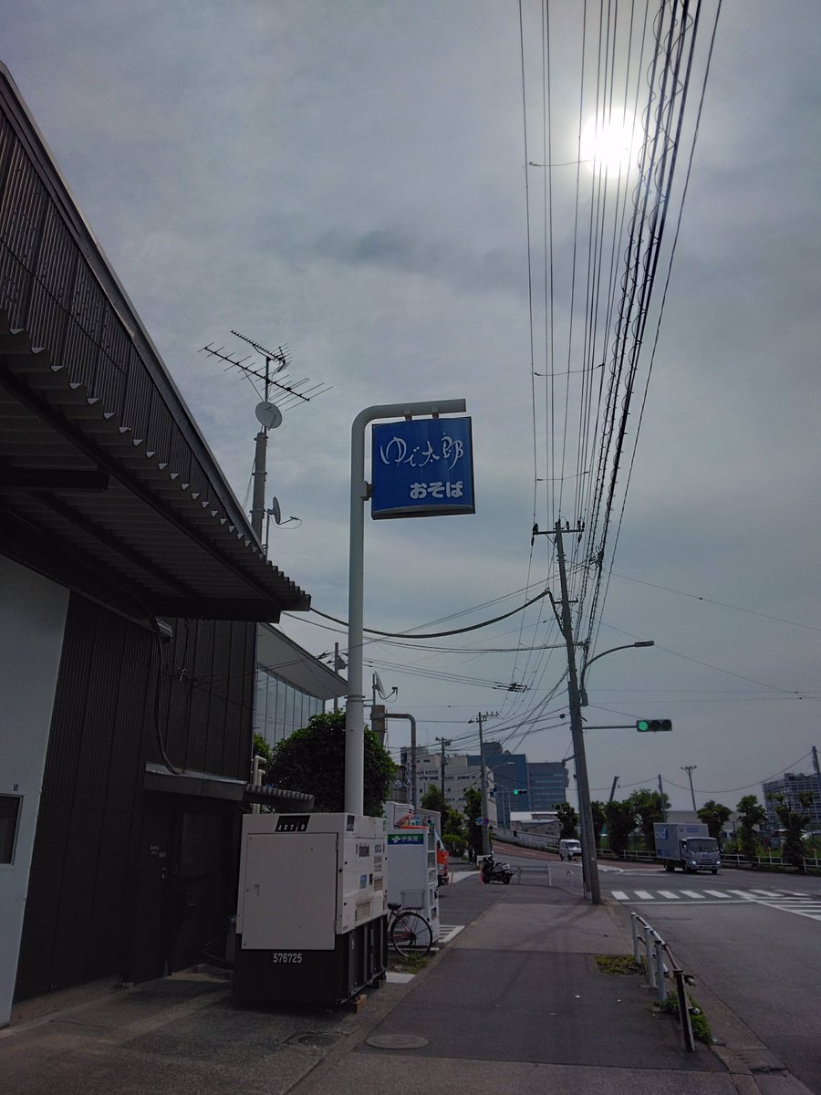 おはようございます。本日の江東区新木場は雨がじきに降ってきそうなくで曇空です。 C10-20.M0-5.Y0.K0-10.  濃度低めなソライロ。本日は通し枚数の多い印刷からのスタートです。
#企業公式が毎朝地元の天気を言い合う 
#印刷 
#CMYK 
#いまそら 
#ソライロ 
#江東区 
#新木場