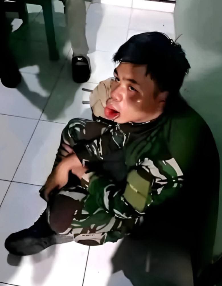 Menyamar Jadi Tentara Untuk Pikat Wanita, Pemuda di Palu Ini Diberi Hadiah "Bibir Suneo"

Seorang remaja di Kota Palu, yang dikenal dengan inisial B, nekat menyamar menjadi seorang tentara demi menarik perhatian orang yang dia sukai. 

Ia mengenakan seragam tentara palsu dan