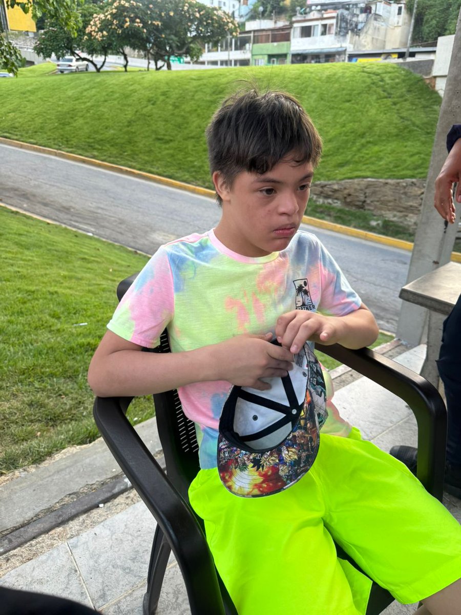 ALERTA : Este niño fue encontrado corriendo en la carretera de Santa Ines en Caracas. Esta ubicable en el modulo de transito de la autopista de Santa Fe. Favor compartirlo.