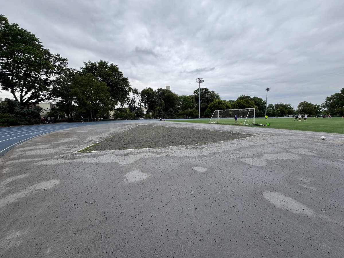 icloudfiles's tweet photo. @NYCParks can something be done about this gravel situation in Astoria park.  I have never seen anyone use it for shot put. The gravel gets out of the pit and all over the place. This is prime real estate for people warming up or doing full blown workout. Many thanks. https://t.co/PT5topxAUw