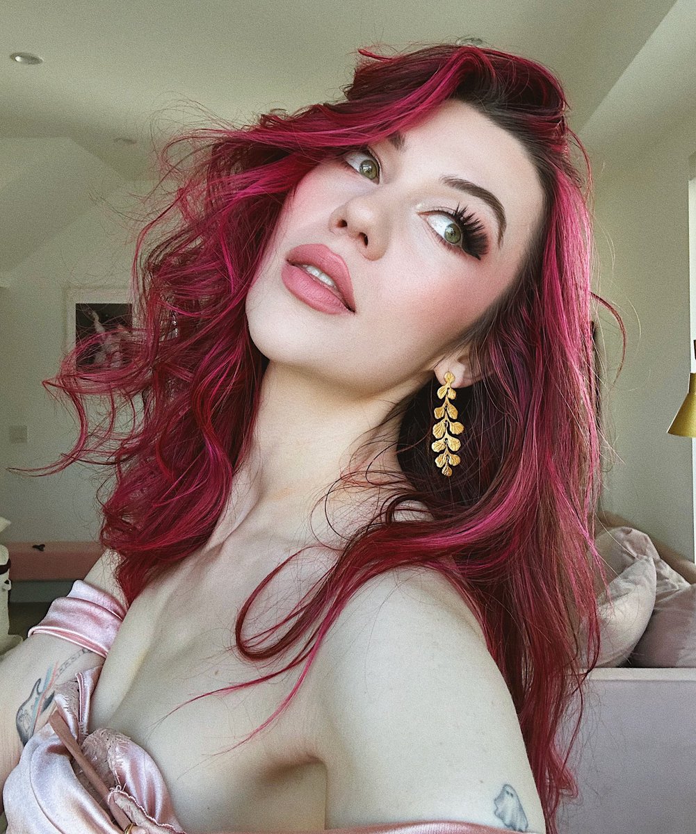 jessiepaege's tweet photo. i now identify as a siren lesbian https://t.co/6XWgxPBC1S