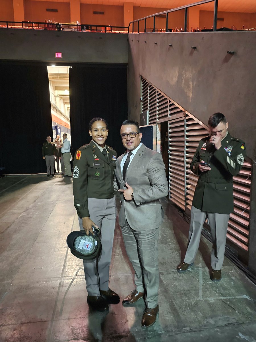 JoeCarr63650038's tweet image. Meeting history today 🇺🇸

Met Master Sgt. Janina Simmons at USASMA Class 75—the first Black woman to complete Army Ranger School.

She didn't just earn her tab, she shattered barriers for generations.

Excellence has no limits.

#BeTheChange #USASMA #ArmyRanger