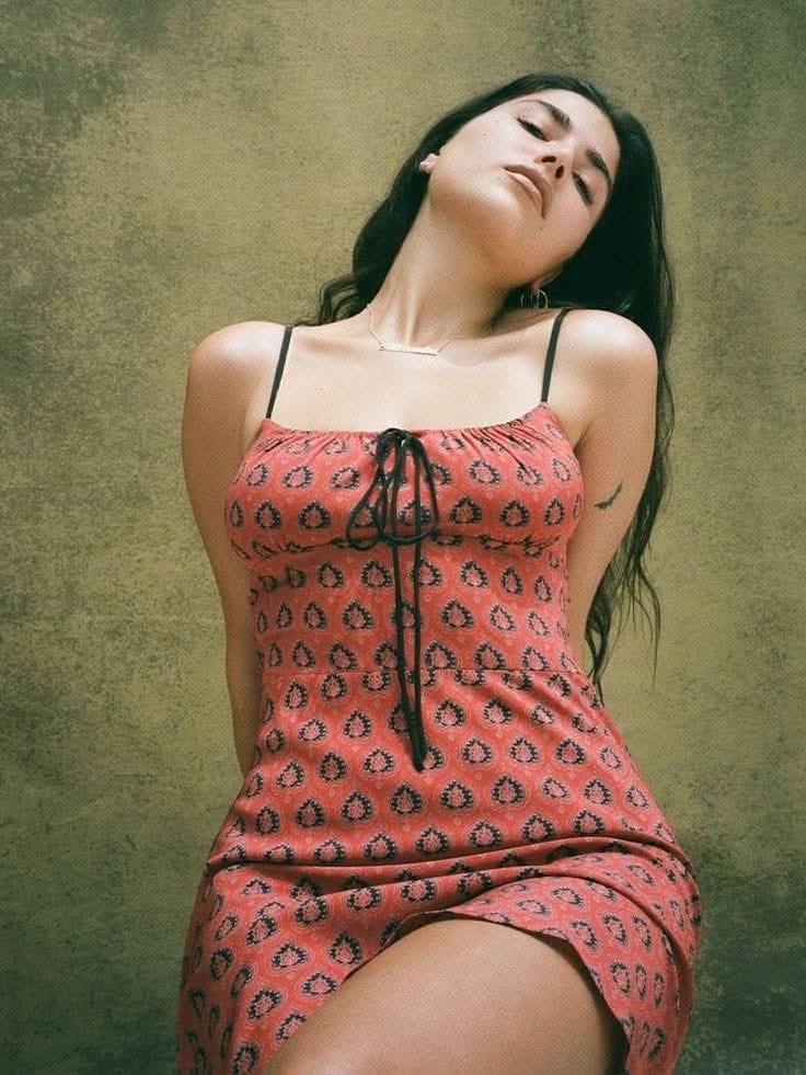 همس

انا المذنبة
المدانة بتبديد اللهفة
انا الراوية والمستمعة

أنا تلك
النظرة التي تسرق انتباهك دون إذن
والضحكة التي تثير فوضى في أفكارك

أقترب
بقدر يكفي لإشعال قلبك
وأبتعد بقدر يبقيك جائعا للمزيد

بين زوايا الليل
ابحث عني وحين تجدني
ستجد حواسي كلها بانتظارك

نسيمة وهمساتها✍️♥️♠️