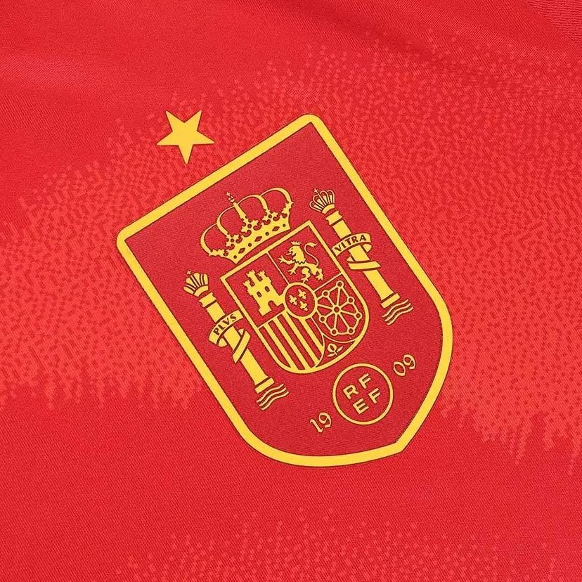 TeamCRonaldo's tweet photo. 🚨🎙️ Cristiano Ronaldo:

“My children are Spanish, and they joke with me at home and to annoy me they say: 'The trophy is for Spain.'

Seeing their father beat Spain like this will lift my spirits a little and they will respect their father more.” 😂 https://t.co/1uOTPPm2iV