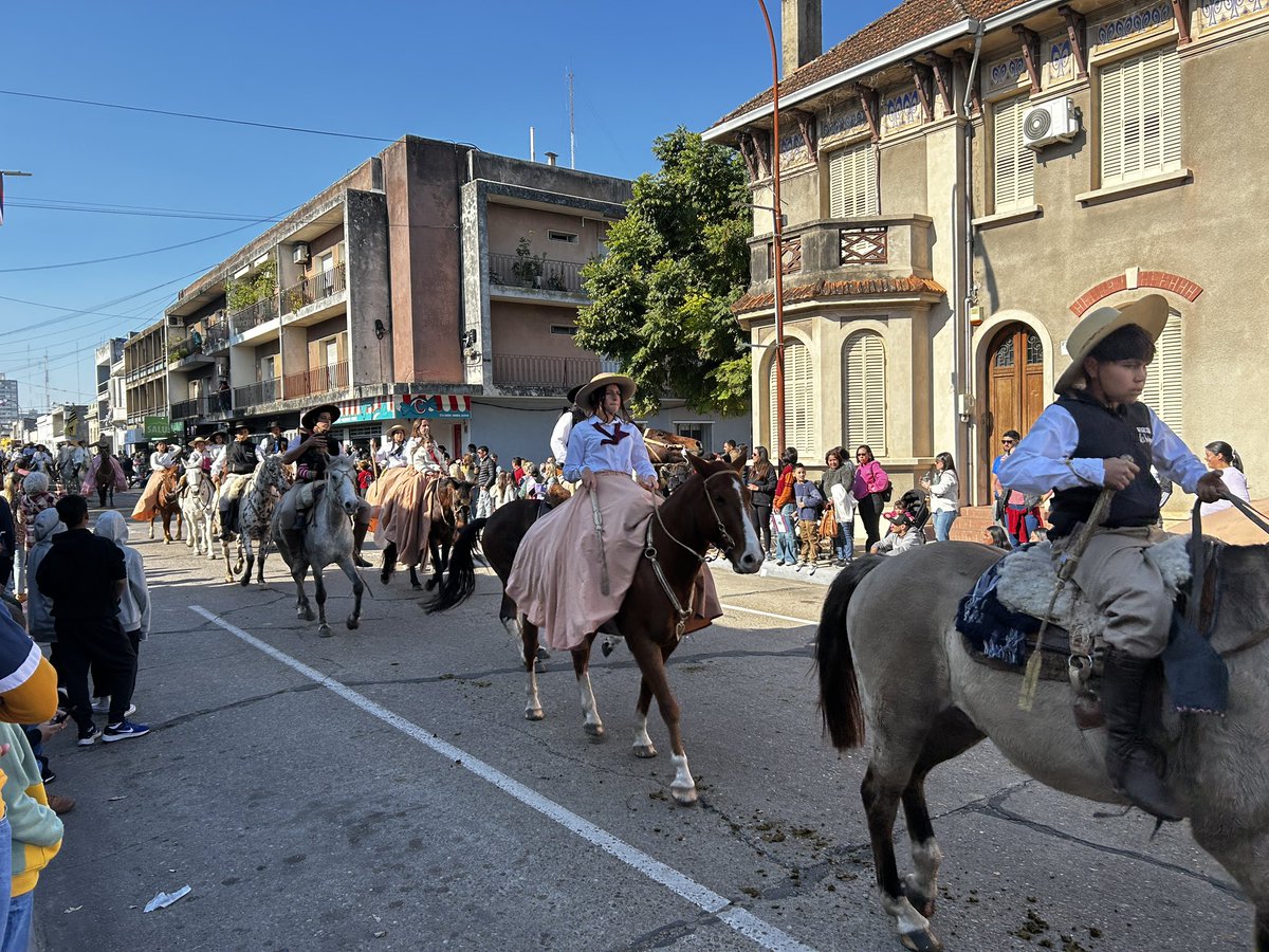marioculnev's tweet photo. Celebramos el 162° aniversario de Paysandú ciudad con un gran desfile, participaron el  Batallón de Infantería núm 8 , Policía, Bomberos, instituciones educativas y deportivas del departamento y más de 150 aparcerías. Feliz cumpleaños Heroica. https://t.co/Z4zFgS8oIF