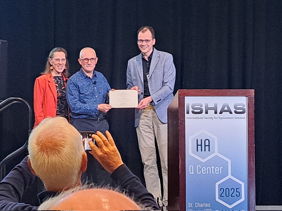 ISHAS_org's tweet image. Tony Day accepts the Rooster Prize from Ralf Richter and ISHAS President Melanie Simpson