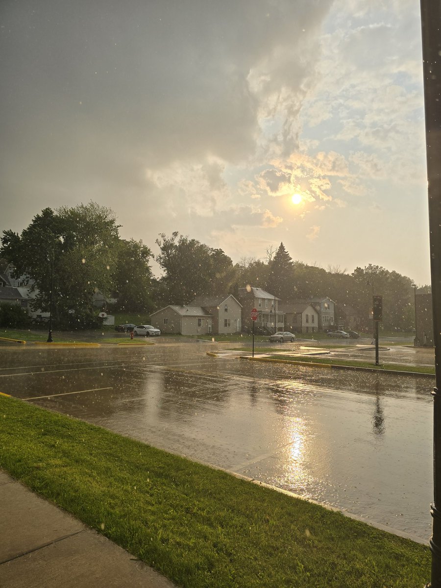 MisterBees_'s tweet photo. Small Rain moving through as sun peeks through clouds #wxwi https://t.co/dbluyn9qPa