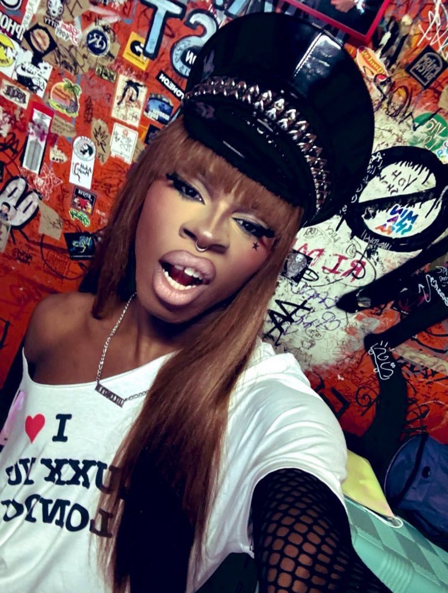 Drag_Crave's tweet image. ⭐️DAILY PHOTO DUMP 4/5⭐️

Zymba Ding, Chad Michaels, Chelazon Leroux, Luxx Noir London, Megan Schoonbrood &amp;amp; Roem, in addition to Faith Intervention, look incredible in new photos.