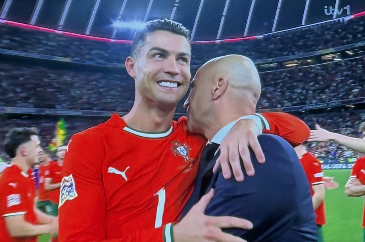 بيرس مورغان : إريك تين هاغ عامل رونالدو كأنه لا شيء وطرده من مانشستر يونايتد.

روبرتو مارتينيز، في المقابل، دعمه 100% ليكون النجم الأول للبرتغال وهو في سن الأربعين.
النتيجة؟ الأول أُقيل، والثاني توّج بلقب.
العبرة؟ لا تقلل من احترام أعظم من لمس كرة القدم.