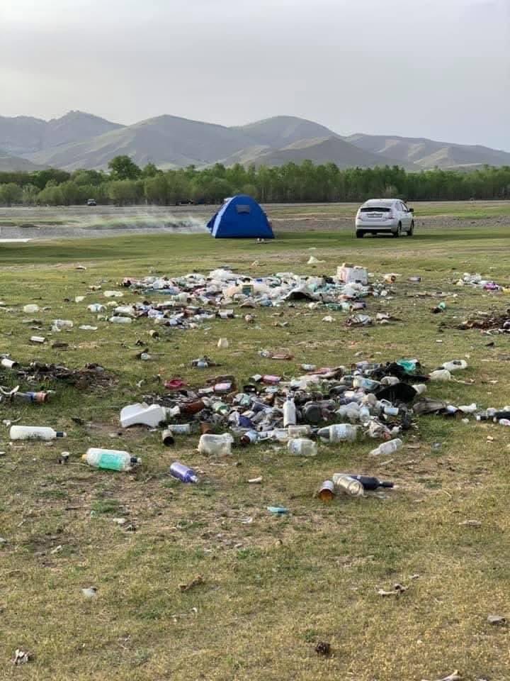 Өөрөө өөртөө эзэн болж чадаагүй хүмүүс ямар ацных нь баялагтаа эзэн байх вэ дээ ёстой холоо очиж хуцацгаа та нар!!!