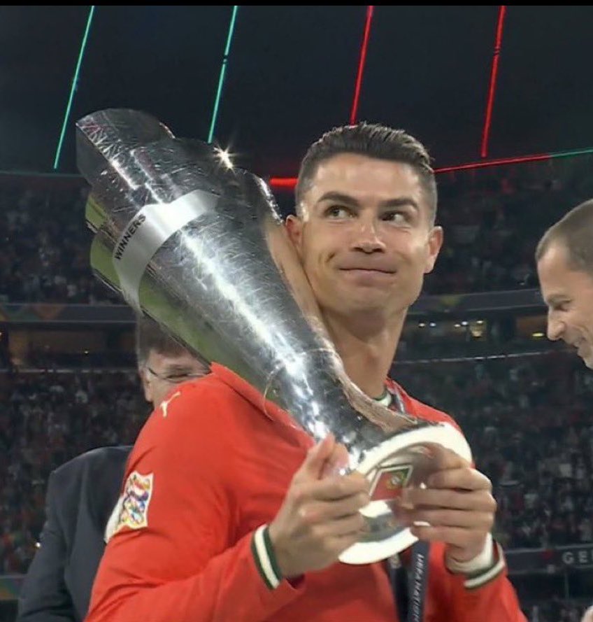 كأس العرب في أرض الرسالة .. 
وكأس أوروبا في ضمير القارة .. 
و #كريستيانو يسير بينهما بقدمٍ تكتب #النصر .. 
وروحٍ لا تخون الوعد .🏆