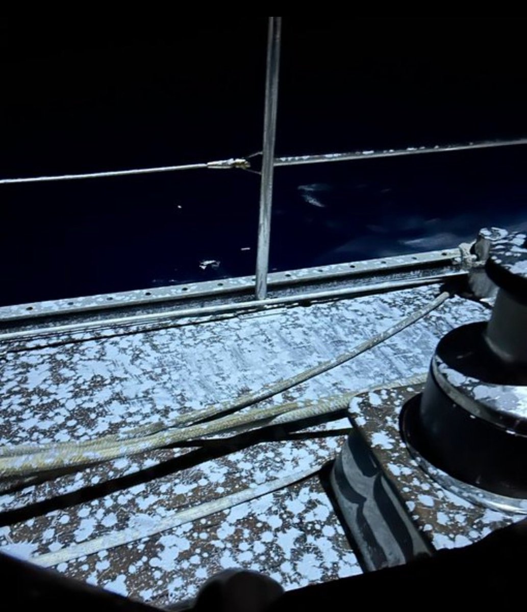 URGENTE: drones israelenses estão sobrevoando o barco da Greta Thunberg e do Thiago Ávila e atirando um líquido branco. Possível ataque químico contra a Flotilha da liberdade.