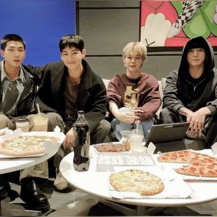 wintebearle's tweet image. ⏰️Horarios aprox de baja militar  de: 🐨🐻🐥🐰
Lunes 9 de junio:
#Namjoon Y #TAEHYUNG 
Martes 10 de junio:
#JUNGKOOK y #JIMIN

06:00 PM 🇲🇽🇨🇷🇬🇹🇳🇮🇭🇳🇸🇻 
07:00 PM 🇨🇴🇵🇦🇪🇨🇵🇪
18:00  PM 🇻🇪🇵🇷🇩🇴🇧🇴🇨🇺
09:00 PM 🇺🇾🇦🇷🇧🇷🇵🇾🇨🇱
02:00 AM 🇪🇸 🇫🇷 🇮🇹

#BTS #방탄소년단
Cr.feixima
𐙚⋆°.©Bangtan&amp;amp;army