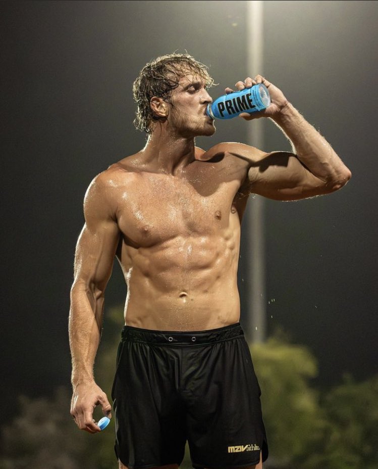 AHungMaverick's tweet photo. Stay hydrated.

(Dms are open for plotting) https://t.co/rFZR9pynkt