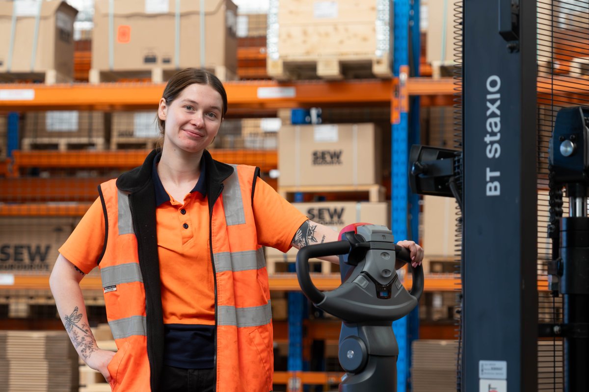 SewEurodriveAus's tweet image. From the warehouse floor and straight to your door 🚛📦

Behind every SEW EURODRIVE delivery is a team that lifts, loads, and gets it done. 

Driving Australian Industry since 1982
ow.ly/jxkt50W3Prv

 #FreightDelivery #SEWeurodrive #DriveTechnology #Gearmotors